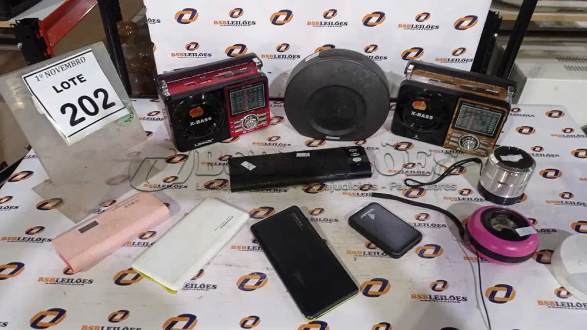 LOTE 202 - 02 RÁDIOS PORTÁTEIS 04 CARREGADORES DE CELULAR PORTÁTEIS E 03 CAIXINHAS DE SOM. (NO ESTADO) ATENÇÃO! FAZER A VISITAÇÃO ANTES DE ARREMATAR, NÃO SABEMOS SE FUNCIONA, LEILÃO NÃO TEM GARANTIA E NEM DEVOLUÇÃO, SUJEITO A POSSÍVEIS AVARIAS VISÍVEIS/OCULTAS E/OU AUSÊNCIA DE COMPONENTES.