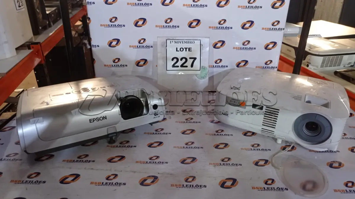 LOTE 227 - 02 PROJETORES MARCAS EPSON E NEC. (NO ESTADO) ATENÇÃO! FAZER A VISITAÇÃO ANTES DE ARREMATAR, NÃO SABEMOS SE FUNCIONA, LEILÃO NÃO TEM GARANTIA E NEM DEVOLUÇÃO, SUJEITO A POSSÍVEIS AVARIAS VISÍVEIS/OCULTAS E/OU AUSÊNCIA DE COMPONENTES.
