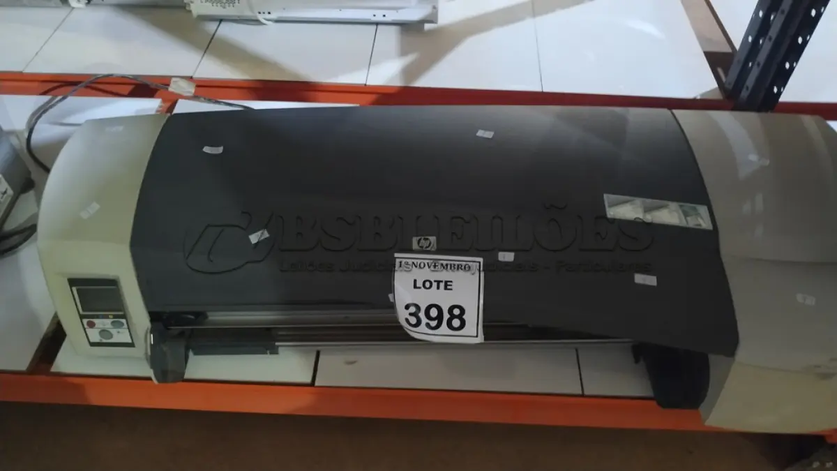 LOTE 398 - 01 PLOTTER DE MESA MODELO DESIGNJET 111 MARCA HP. (NO ESTADO) ATENÇÃO! FAZER A VISITAÇÃO ANTES DE ARREMATAR, NÃO SABEMOS SE FUNCIONA, LEILÃO NÃO TEM GARANTIA E NEM DEVOLUÇÃO, SUJEITO A POSSÍVEIS AVARIAS VISÍVEIS/OCULTAS E/OU AUSÊNCIA DE COMPONENTES.