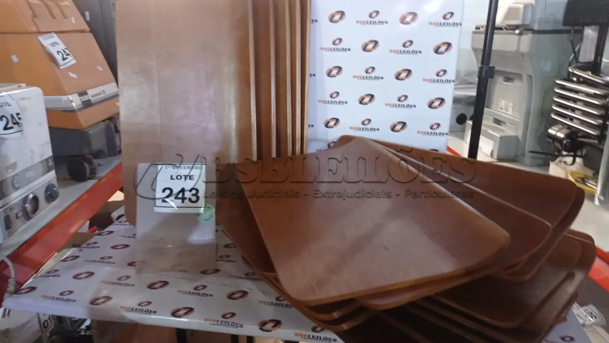 LOTE 243 - 20 PLACAS DE MADEIRA . (NO ESTADO) ATENÇÃO! FAZER A VISITAÇÃO ANTES DE ARREMATAR, NÃO SABEMOS SE FUNCIONA, LEILÃO NÃO TEM GARANTIA E NEM DEVOLUÇÃO, SUJEITO A POSSÍVEIS AVARIAS VISÍVEIS/OCULTAS E/OU AUSÊNCIA DE COMPONENTES.