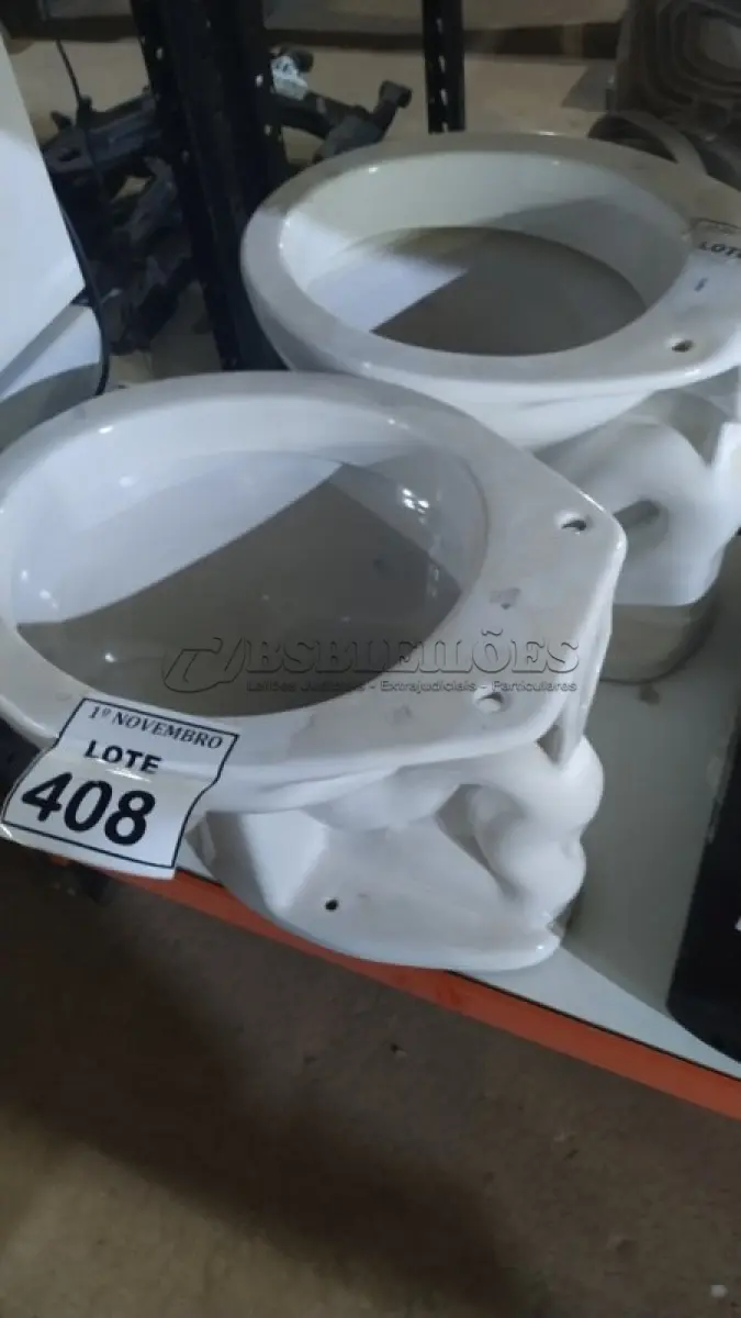 LOTE 408 - 02 VASOS SANITÁRIOS. (NO ESTADO) ATENÇÃO! FAZER A VISITAÇÃO ANTES DE ARREMATAR, NÃO SABEMOS SE FUNCIONA, LEILÃO NÃO TEM GARANTIA E NEM DEVOLUÇÃO, SUJEITO A POSSÍVEIS AVARIAS VISÍVEIS/OCULTAS E/OU AUSÊNCIA DE COMPONENTES.