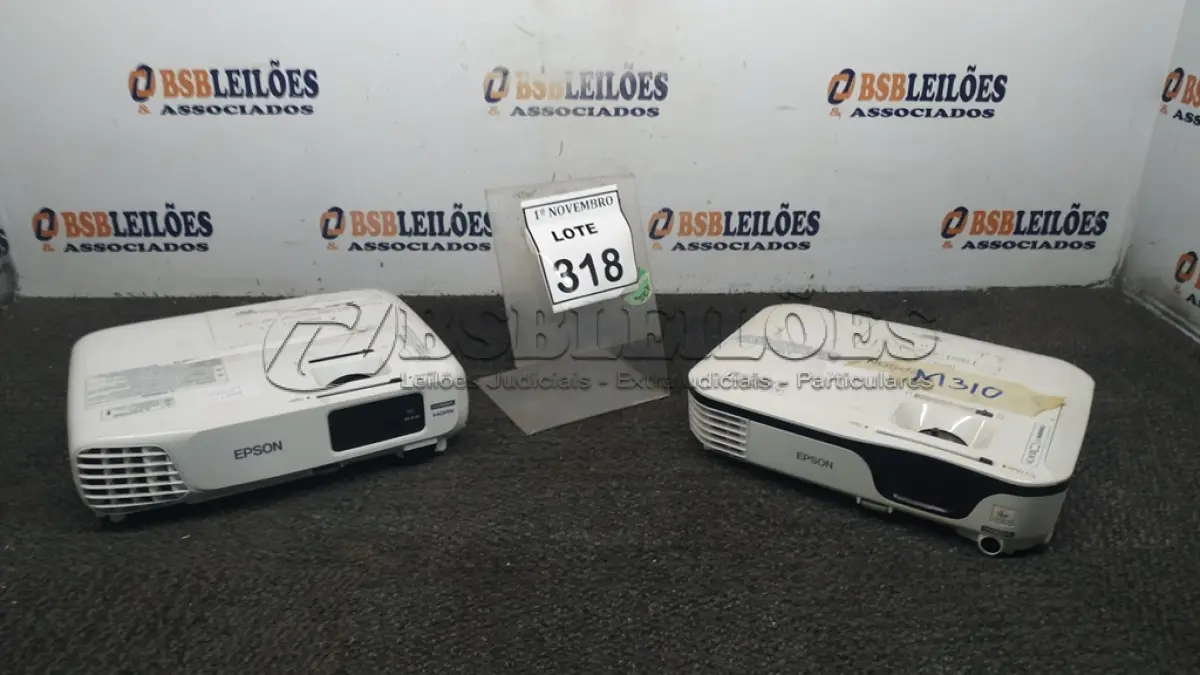 LOTE 318 - 02 PROJETORES MARCA EPSON. (NO ESTADO) ATENÇÃO! FAZER A VISITAÇÃO ANTES DE ARREMATAR, NÃO SABEMOS SE FUNCIONA, LEILÃO NÃO TEM GARANTIA E NEM DEVOLUÇÃO, SUJEITO A POSSÍVEIS AVARIAS VISÍVEIS/OCULTAS E/OU AUSÊNCIA DE COMPONENTES.