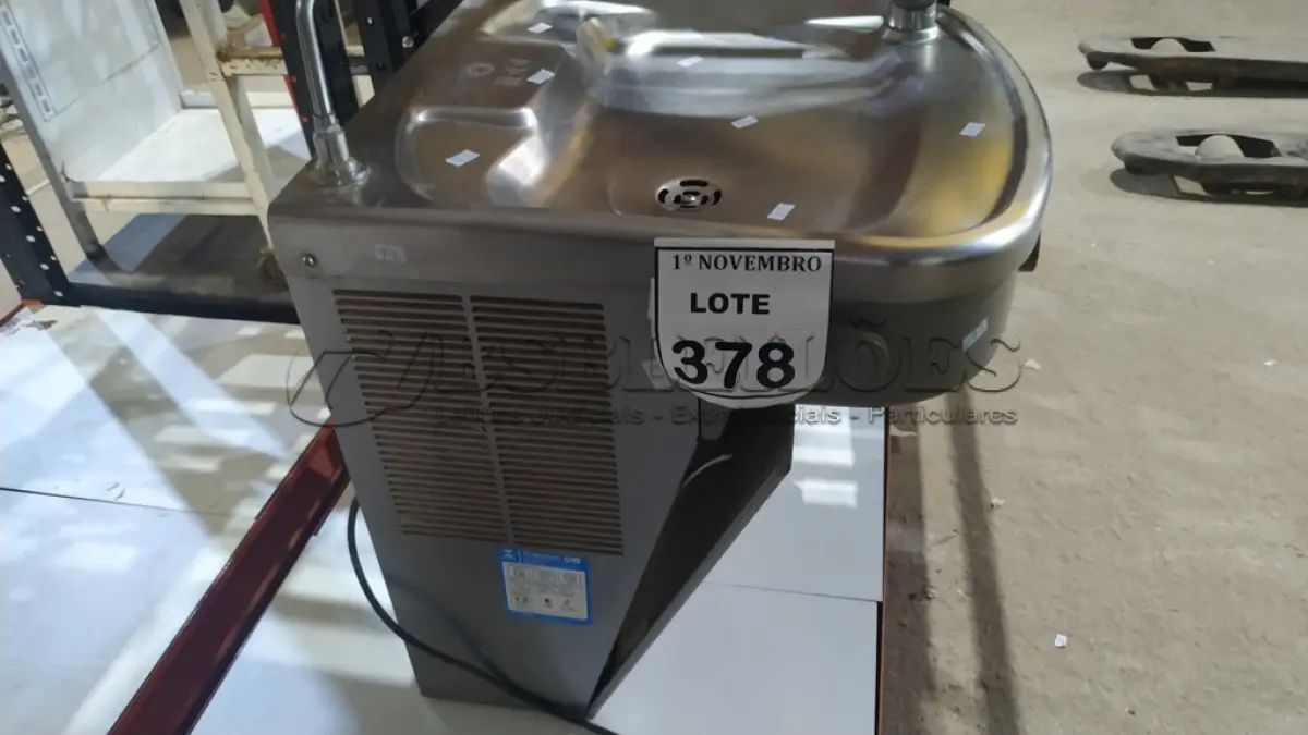 LOTE 378 - 01 BEBEDOURO DE PAREDE. (NO ESTADO) ATENÇÃO! FAZER A VISITAÇÃO ANTES DE ARREMATAR, NÃO SABEMOS SE FUNCIONA, LEILÃO NÃO TEM GARANTIA E NEM DEVOLUÇÃO, SUJEITO A POSSÍVEIS AVARIAS VISÍVEIS/OCULTAS E/OU AUSÊNCIA DE COMPONENTES.