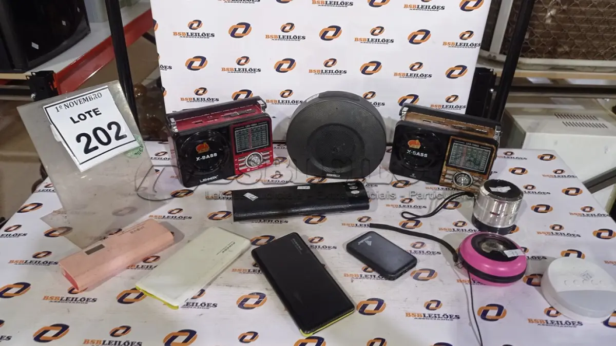LOTE 202 - 02 RÁDIOS PORTÁTEIS 04 CARREGADORES DE CELULAR PORTÁTEIS E 03 CAIXINHAS DE SOM. (NO ESTADO) ATENÇÃO! FAZER A VISITAÇÃO ANTES DE ARREMATAR, NÃO SABEMOS SE FUNCIONA, LEILÃO NÃO TEM GARANTIA E NEM DEVOLUÇÃO, SUJEITO A POSSÍVEIS AVARIAS VISÍVEIS/OCULTAS E/OU AUSÊNCIA DE COMPONENTES.