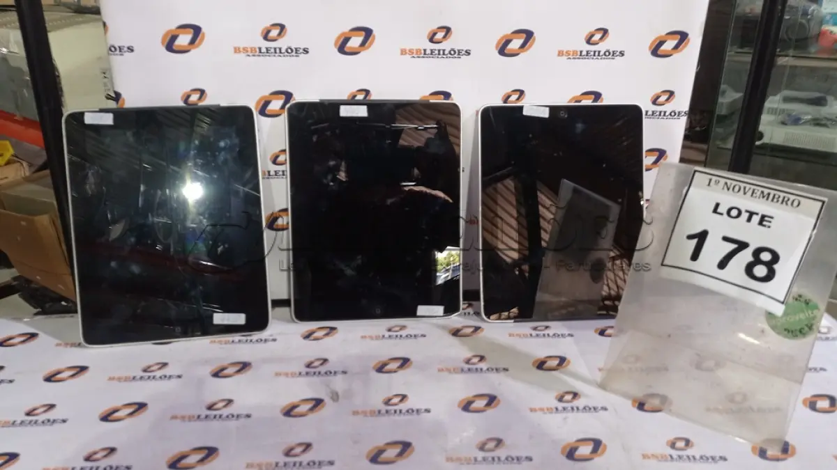 LOTE 178 - 03 IPADS. (NO ESTADO) ATENÇÃO! FAZER A VISITAÇÃO ANTES DE ARREMATAR, NÃO SABEMOS SE FUNCIONA, LEILÃO NÃO TEM GARANTIA E NEM DEVOLUÇÃO, SUJEITO A POSSÍVEIS AVARIAS VISÍVEIS/OCULTAS E/OU AUSÊNCIA DE COMPONENTES.