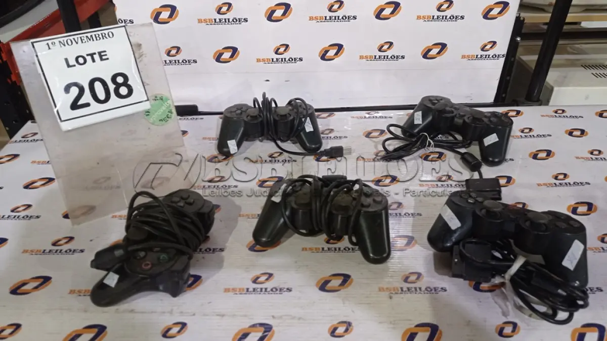 LOTE 208 - 05 JOYSTICKS DE PLAYSTATION. (NO ESTADO) ATENÇÃO! FAZER A VISITAÇÃO ANTES DE ARREMATAR, NÃO SABEMOS SE FUNCIONA, LEILÃO NÃO TEM GARANTIA E NEM DEVOLUÇÃO, SUJEITO A POSSÍVEIS AVARIAS VISÍVEIS/OCULTAS E/OU AUSÊNCIA DE COMPONENTES.