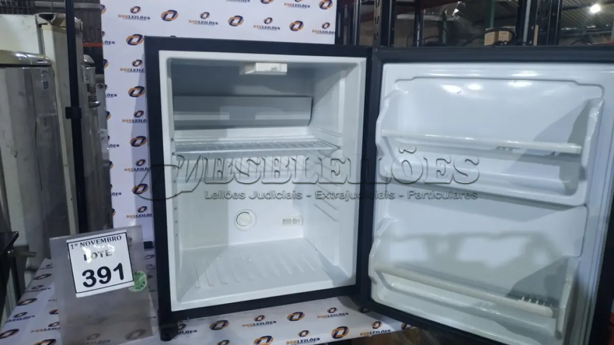 LOTE 391 - 01 FRIGOBAR. (NO ESTADO) ATENÇÃO! FAZER A VISITAÇÃO ANTES DE ARREMATAR, NÃO SABEMOS SE FUNCIONA, LEILÃO NÃO TEM GARANTIA E NEM DEVOLUÇÃO, SUJEITO A POSSÍVEIS AVARIAS VISÍVEIS/OCULTAS E/OU AUSÊNCIA DE COMPONENTES.