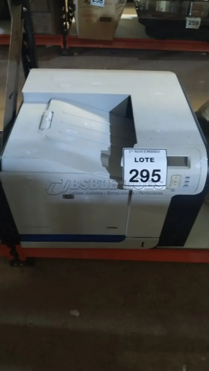 LOTE 295 - 01 IMPRESSORA MODELO CP3525DN MARCA HP. (NO ESTADO) ATENÇÃO! FAZER A VISITAÇÃO ANTES DE ARREMATAR, NÃO SABEMOS SE FUNCIONA, LEILÃO NÃO TEM GARANTIA E NEM DEVOLUÇÃO, SUJEITO A POSSÍVEIS AVARIAS VISÍVEIS/OCULTAS E/OU AUSÊNCIA DE COMPONENTES.