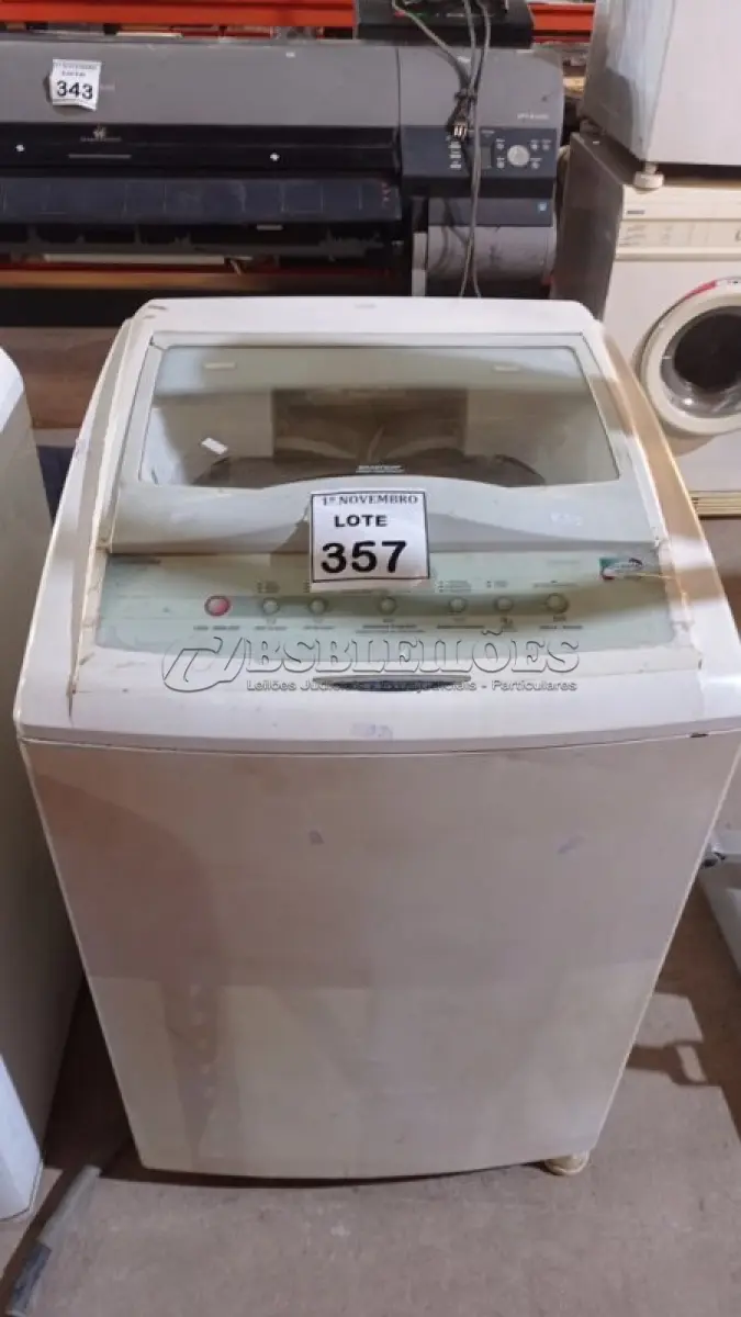 LOTE 357 - 01 MÁQUINA DE LAVAR 8KG 220V MARCA BRASTEMP. (NO ESTADO) ATENÇÃO! FAZER A VISITAÇÃO ANTES DE ARREMATAR, NÃO SABEMOS SE FUNCIONA, LEILÃO NÃO TEM GARANTIA E NEM DEVOLUÇÃO, SUJEITO A POSSÍVEIS AVARIAS VISÍVEIS/OCULTAS E/OU AUSÊNCIA DE COMPONENTES.