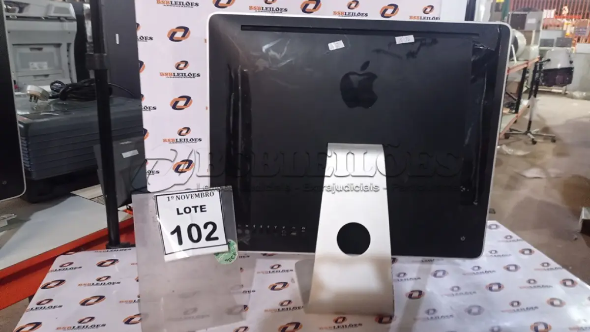 LOTE 102 - 01 IMAC APPLE. (NO ESTADO) ATENÇÃO! FAZER A VISITAÇÃO ANTES DE ARREMATAR, NÃO SABEMOS SE FUNCIONA, LEILÃO NÃO TEM GARANTIA E NEM DEVOLUÇÃO, SUJEITO A POSSÍVEIS AVARIAS VISÍVEIS/OCULTAS E/OU AUSÊNCIA DE COMPONENTES.