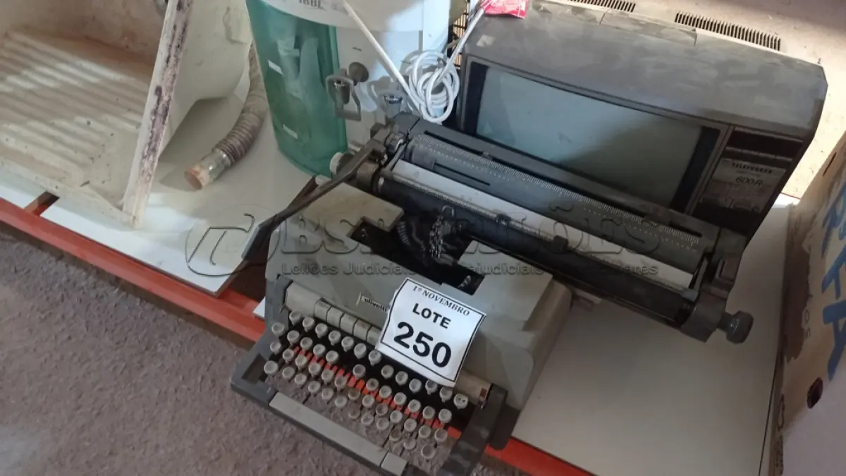 LOTE 250 - 01 PURIFICADOR DE ÁGUA, 01 MÁQUINA DE ESCREVER MARCA OLIVETTI E 01 TV MODELO ANTIGO. (NO ESTADO) ATENÇÃO! FAZER A VISITAÇÃO ANTES DE ARREMATAR, NÃO SABEMOS SE FUNCIONA, LEILÃO NÃO TEM GARANTIA E NEM DEVOLUÇÃO, SUJEITO A POSSÍVEIS AVARIAS VISÍVEIS/OCULTAS E/OU AUSÊNCIA DE COMPONENTES.