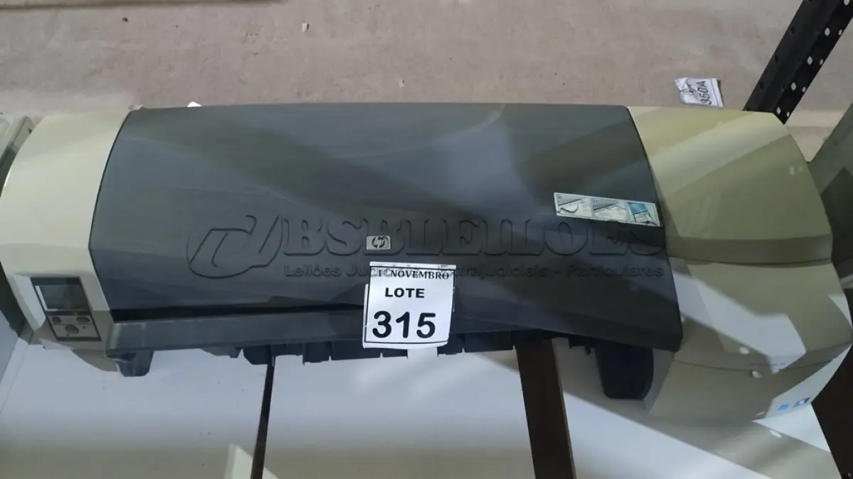 LOTE 315 - 01 PLOTTER DE MESA MODELO DESIGNJET 111 MARCA HP. (NO ESTADO) ATENÇÃO! FAZER A VISITAÇÃO ANTES DE ARREMATAR, NÃO SABEMOS SE FUNCIONA, LEILÃO NÃO TEM GARANTIA E NEM DEVOLUÇÃO, SUJEITO A POSSÍVEIS AVARIAS VISÍVEIS/OCULTAS E/OU AUSÊNCIA DE COMPONENTES.