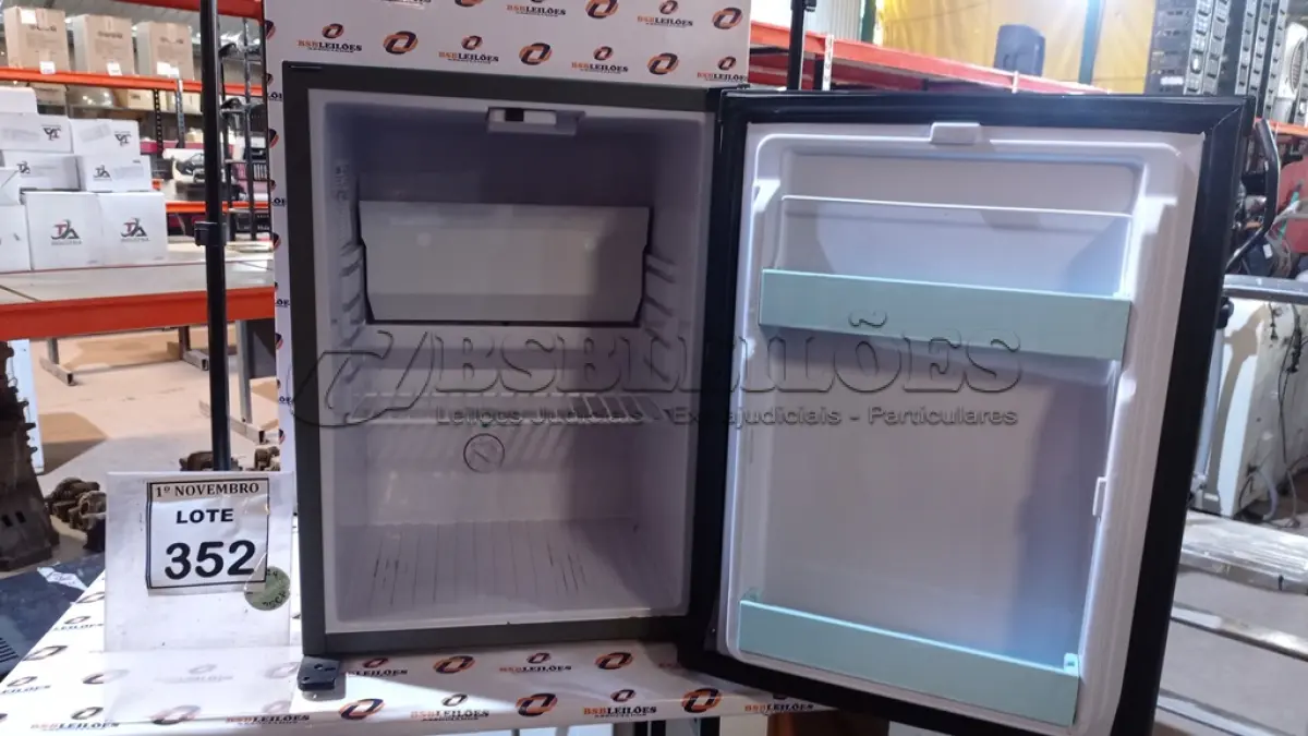 LOTE 352 - 01 FRIGOBAR MARCA ELBER. (NO ESTADO) ATENÇÃO! FAZER A VISITAÇÃO ANTES DE ARREMATAR, NÃO SABEMOS SE FUNCIONA, LEILÃO NÃO TEM GARANTIA E NEM DEVOLUÇÃO, SUJEITO A POSSÍVEIS AVARIAS VISÍVEIS/OCULTAS E/OU AUSÊNCIA DE COMPONENTES.