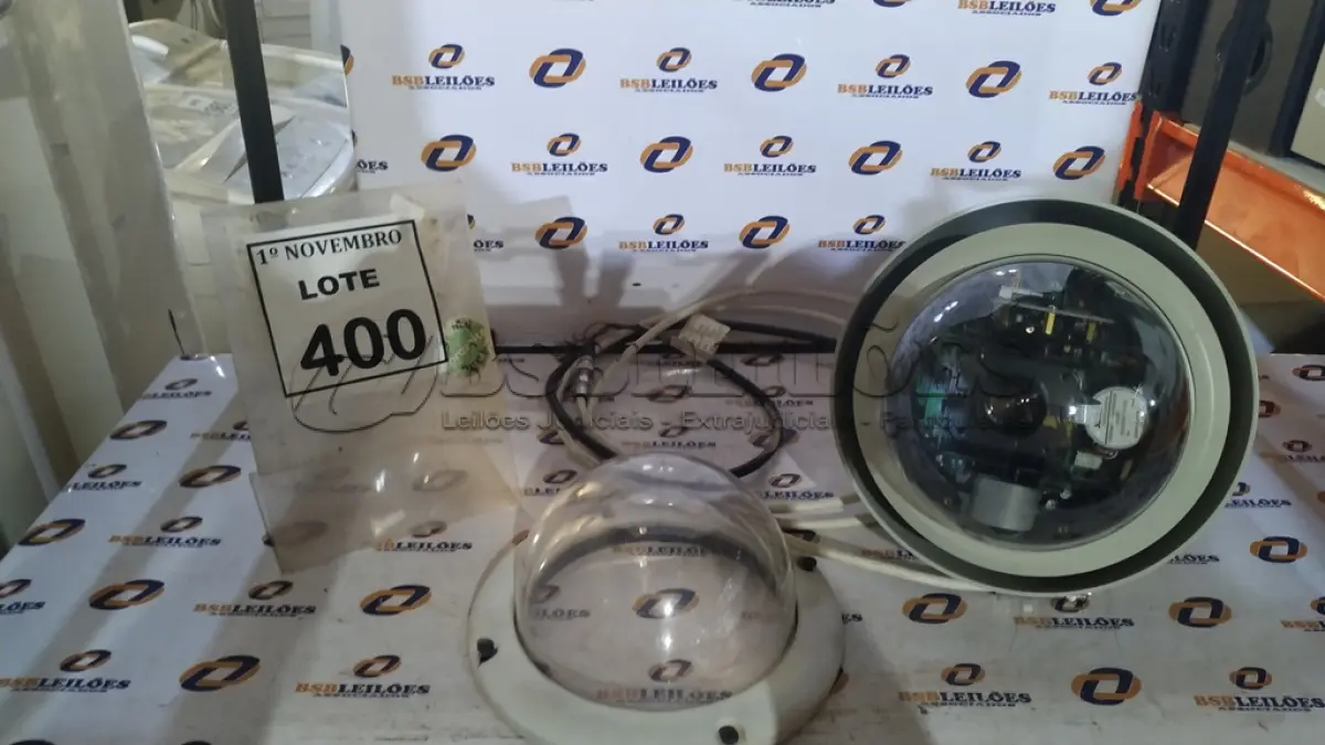 LOTE 400 - 01 CÂMERA DOME MARCA AVIGILON. (NO ESTADO) ATENÇÃO! FAZER A VISITAÇÃO ANTES DE ARREMATAR, NÃO SABEMOS SE FUNCIONA, LEILÃO NÃO TEM GARANTIA E NEM DEVOLUÇÃO, SUJEITO A POSSÍVEIS AVARIAS VISÍVEIS/OCULTAS E/OU AUSÊNCIA DE COMPONENTES.