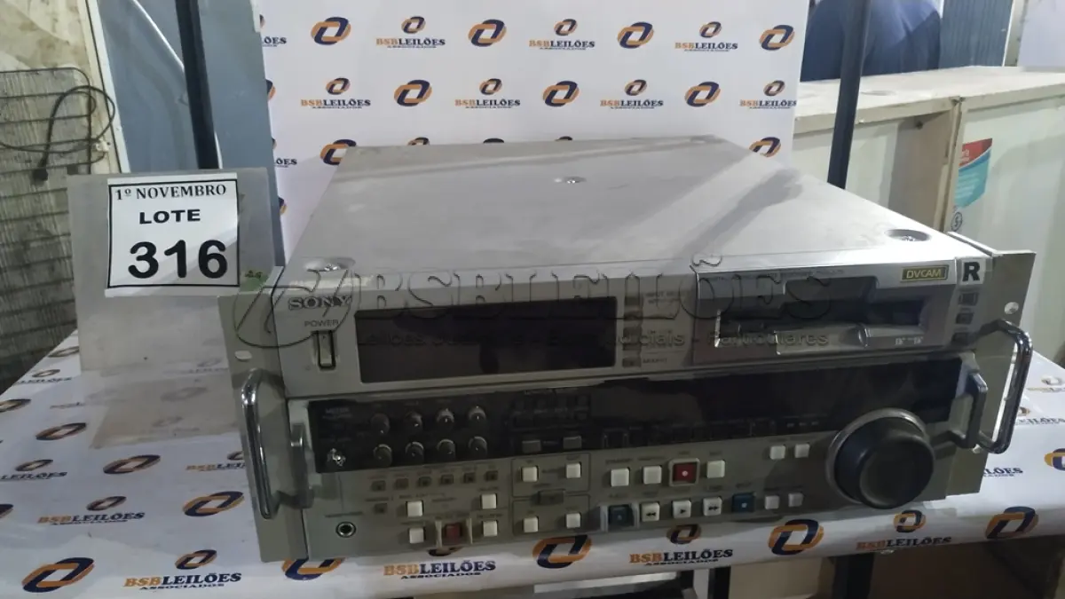 LOTE 316 - 01 GRAVADOR/REPRODUTOR DE VÍDEO DVCAM DSR-2000 MARCA SONY. (NO ESTADO) ATENÇÃO! FAZER A VISITAÇÃO ANTES DE ARREMATAR, NÃO SABEMOS SE FUNCIONA, LEILÃO NÃO TEM GARANTIA E NEM DEVOLUÇÃO, SUJEITO A POSSÍVEIS AVARIAS VISÍVEIS/OCULTAS E/OU AUSÊNCIA DE COMPONENTES.