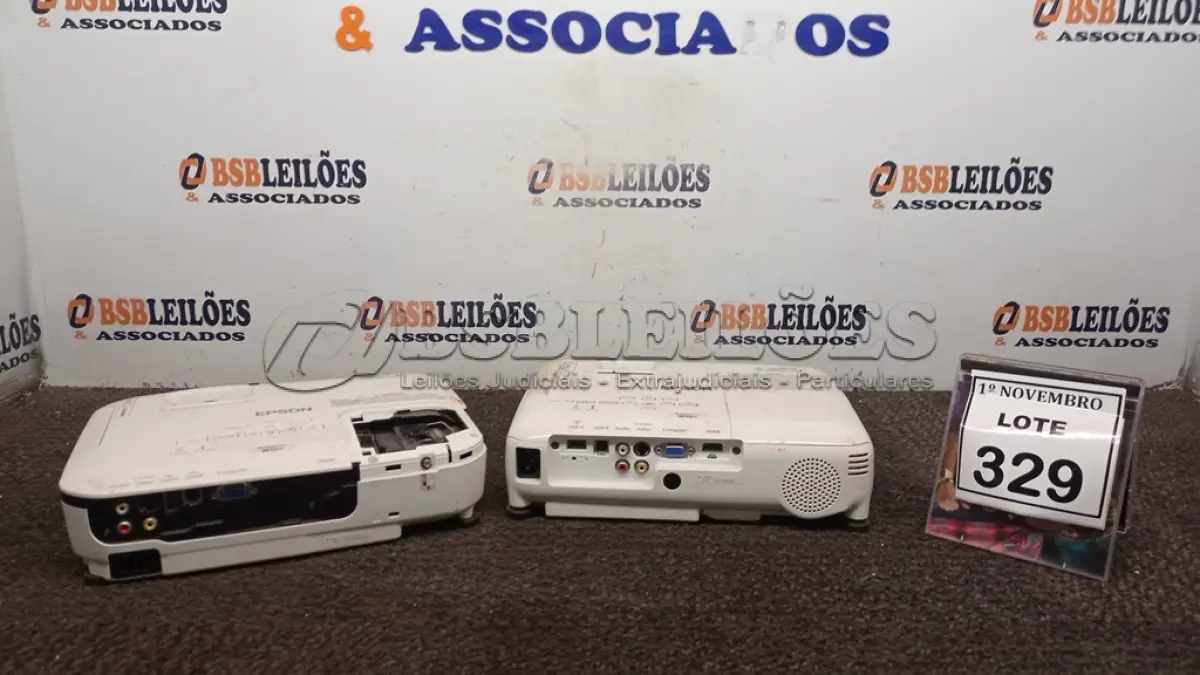 LOTE 329 - 02 PROJETORES MARCA EPSON PARA RETIRADA DE PEÇAS. (NO ESTADO) ATENÇÃO! FAZER A VISITAÇÃO ANTES DE ARREMATAR, NÃO SABEMOS SE FUNCIONA, LEILÃO NÃO TEM GARANTIA E NEM DEVOLUÇÃO, SUJEITO A POSSÍVEIS AVARIAS VISÍVEIS/OCULTAS E/OU AUSÊNCIA DE COMPONENTES.