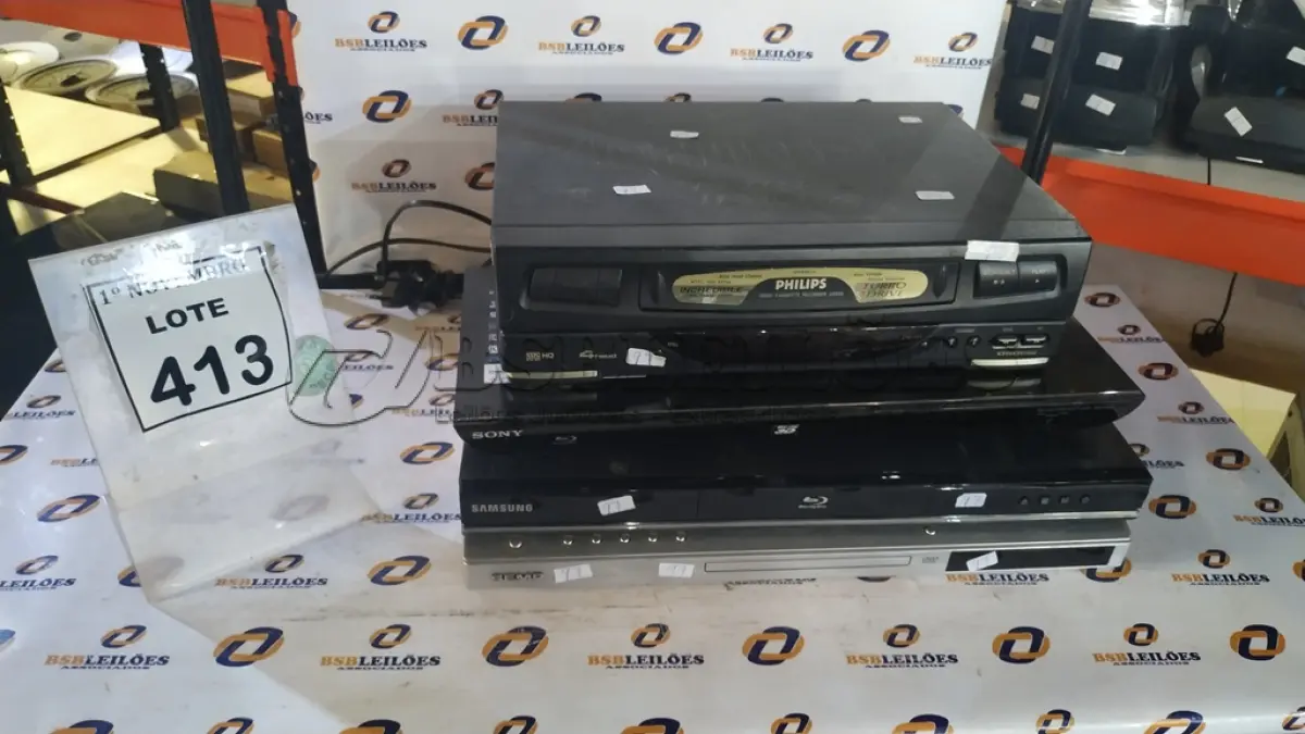 LOTE 413 - 01 APARELHO DE VÍDEO CASSETE, 01 APARELHO DE DVD E 02 APARELHOS BLU RAY MARCAS E MODELOS DIVERSOS. (NO ESTADO) ATENÇÃO! FAZER A VISITAÇÃO ANTES DE ARREMATAR, NÃO SABEMOS SE FUNCIONA, LEILÃO NÃO TEM GARANTIA E NEM DEVOLUÇÃO, SUJEITO A POSSÍVEIS AVARIAS VISÍVEIS/OCULTAS E/OU AUSÊNCIA DE COMPONENTES.