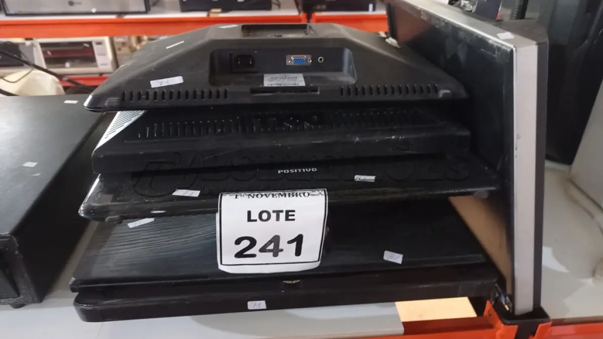 LOTE 241 - 08 MONITORES LCD DE MARCAS E MODELOS DIVERSOS. (NO ESTADO) ATENÇÃO! FAZER A VISITAÇÃO ANTES DE ARREMATAR, NÃO SABEMOS SE FUNCIONA. LEILÃO NÃO TEM GARANTIA E NEM DEVOLUÇÃO, SUJEITO A POSSÍVEIS AVARIAS VISÍVEIS/OCULTAS E/OU AUSÊNCIA DE COMPONENTES.