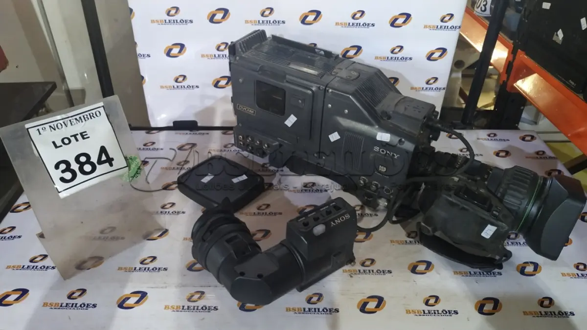 LOTE 384 - 01 CÂMERA FILMADORA MODELO DVCAM MARCA SONY. (NO ESTADO) ATENÇÃO! FAZER A VISITAÇÃO ANTES DE ARREMATAR, NÃO SABEMOS SE FUNCIONA, LEILÃO NÃO TEM GARANTIA E NEM DEVOLUÇÃO, SUJEITO A POSSÍVEIS AVARIAS VISÍVEIS/OCULTAS E/OU AUSÊNCIA DE COMPONENTES.