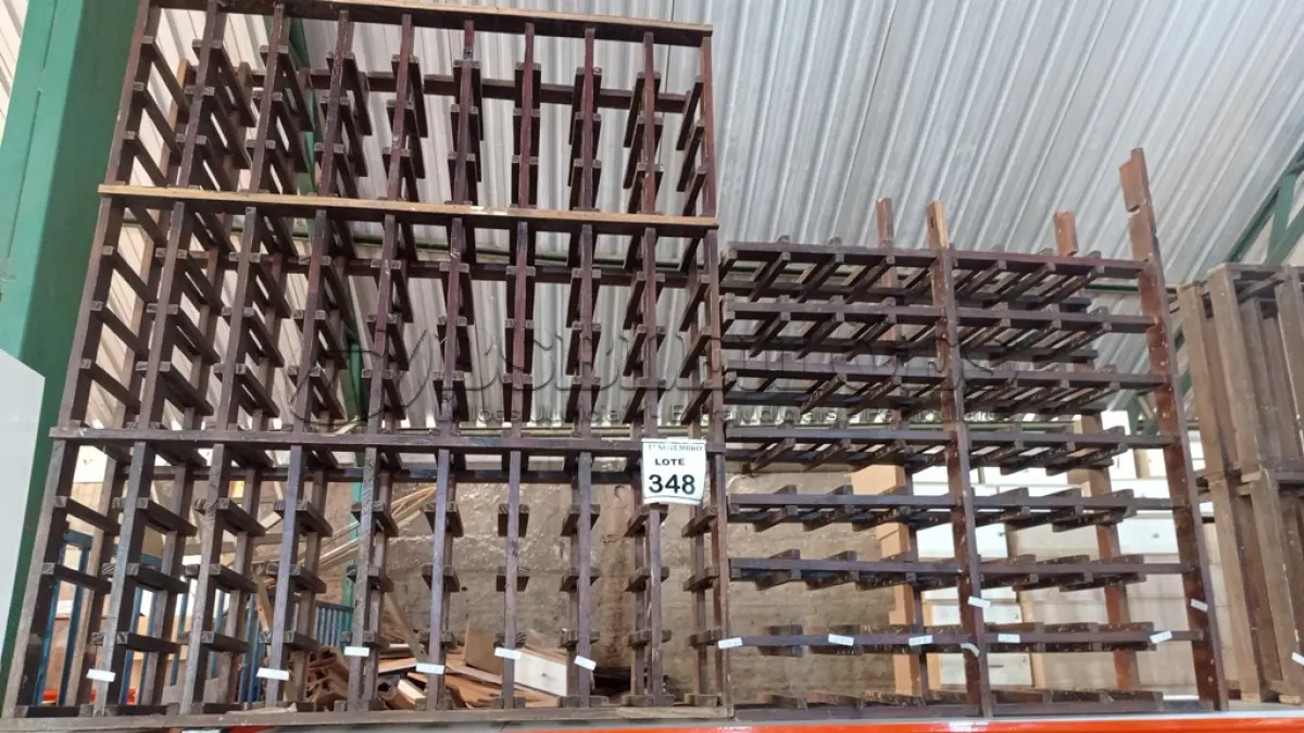 LOTE 348 - 01 ADEGA DE VINHOS EM MADEIRA. (NO ESTADO) ATENÇÃO! FAZER A VISITAÇÃO ANTES DE ARREMATAR, NÃO SABEMOS SE FUNCIONA, LEILÃO NÃO TEM GARANTIA E NEM DEVOLUÇÃO, SUJEITO A POSSÍVEIS AVARIAS VISÍVEIS/OCULTAS E/OU AUSÊNCIA DE COMPONENTES.
