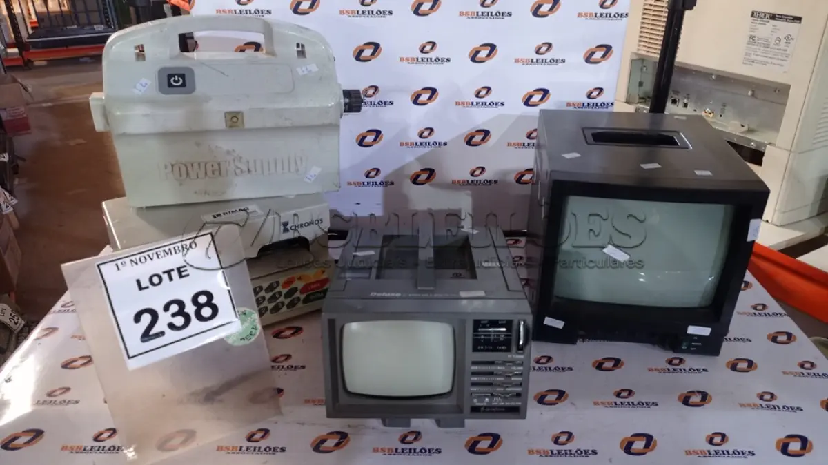 LOTE 238 - 02 TVS PORTÁTEIS, 01 RELÓGIO DE PAREDE E 01 FONTE DE ALIMENTAÇÃO PARA LIMPADOR DE PISCINA. (NO ESTADO) ATENÇÃO! FAZER A VISITAÇÃO ANTES DE ARREMATAR, NÃO SABEMOS SE FUNCIONA, LEILÃO NÃO TEM GARANTIA E NEM DEVOLUÇÃO, SUJEITO A POSSÍVEIS AVARIAS VISÍVEIS/OCULTAS E/OU AUSÊNCIA DE COMPONENTES.
