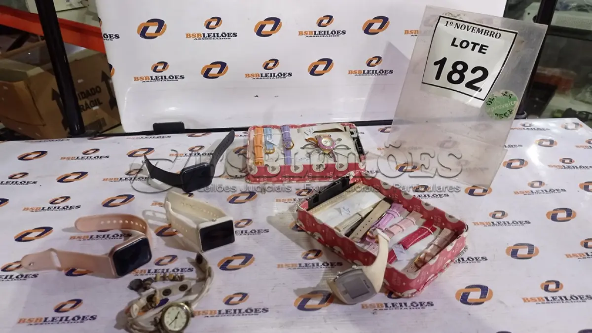 LOTE 182 - 03 SMART WATCH E VÁRIAS PULSEIRAS DE RELÓGIO. (NO ESTADO) ATENÇÃO! FAZER A VISITAÇÃO ANTES DE ARREMATAR, NÃO SABEMOS SE FUNCIONA, LEILÃO NÃO TEM GARANTIA E NEM DEVOLUÇÃO, SUJEITO A POSSÍVEIS AVARIAS VISÍVEIS/OCULTAS E/OU AUSÊNCIA DE COMPONENTES.