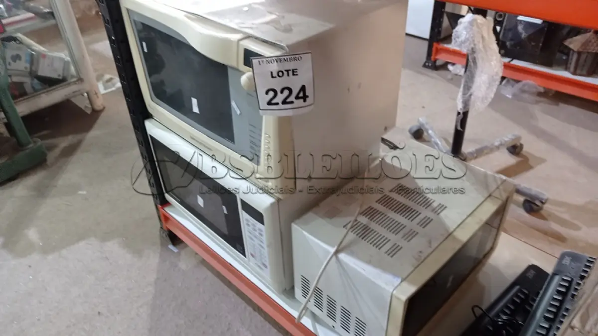 LOTE 224 - 03 MICRO-ONDAS DE MARCAS E MODELOS DIVERSOS. (NO ESTADO) ATENÇÃO! FAZER A VISITAÇÃO ANTES DE ARREMATAR, NÃO SABEMOS SE FUNCIONA, LEILÃO NÃO TEM GARANTIA E NEM DEVOLUÇÃO, SUJEITO A POSSÍVEIS AVARIAS VISÍVEIS/OCULTAS E/OU AUSÊNCIA DE COMPONENTES.