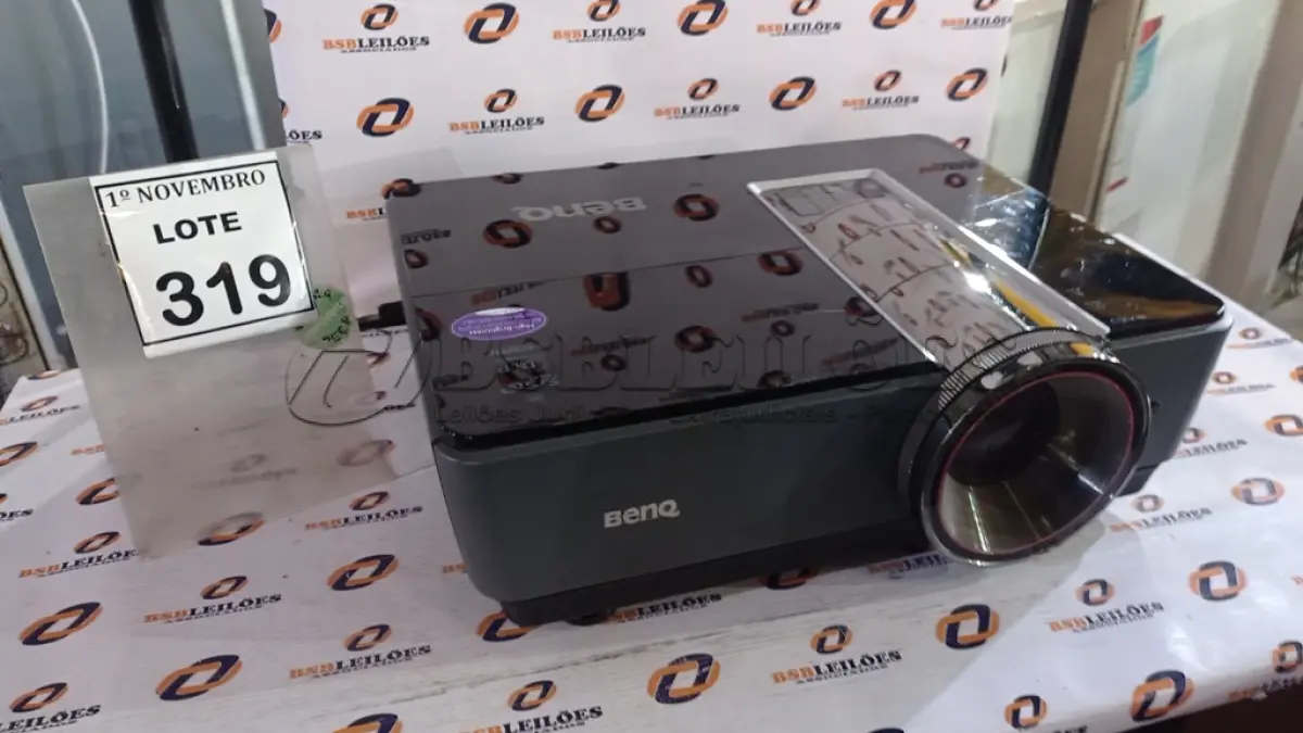 LOTE 319 - 01 PROJETOR MARCA BENQ. (NO ESTADO) ATENÇÃO! FAZER A VISITAÇÃO ANTES DE ARREMATAR, NÃO SABEMOS SE FUNCIONA, LEILÃO NÃO TEM GARANTIA E NEM DEVOLUÇÃO, SUJEITO A POSSÍVEIS AVARIAS VISÍVEIS/OCULTAS E/OU AUSÊNCIA DE COMPONENTES.