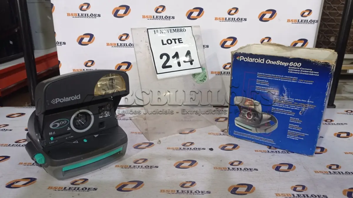 LOTE 214 - 01 CÂMERA INSTANTÂNEA MARCA POLAROID. (NO ESTADO) ATENÇÃO! FAZER A VISITAÇÃO ANTES DE ARREMATAR, NÃO SABEMOS SE FUNCIONA, LEILÃO NÃO TEM GARANTIA E NEM DEVOLUÇÃO, SUJEITO A POSSÍVEIS AVARIAS VISÍVEIS/OCULTAS E/OU AUSÊNCIA DE COMPONENTES.