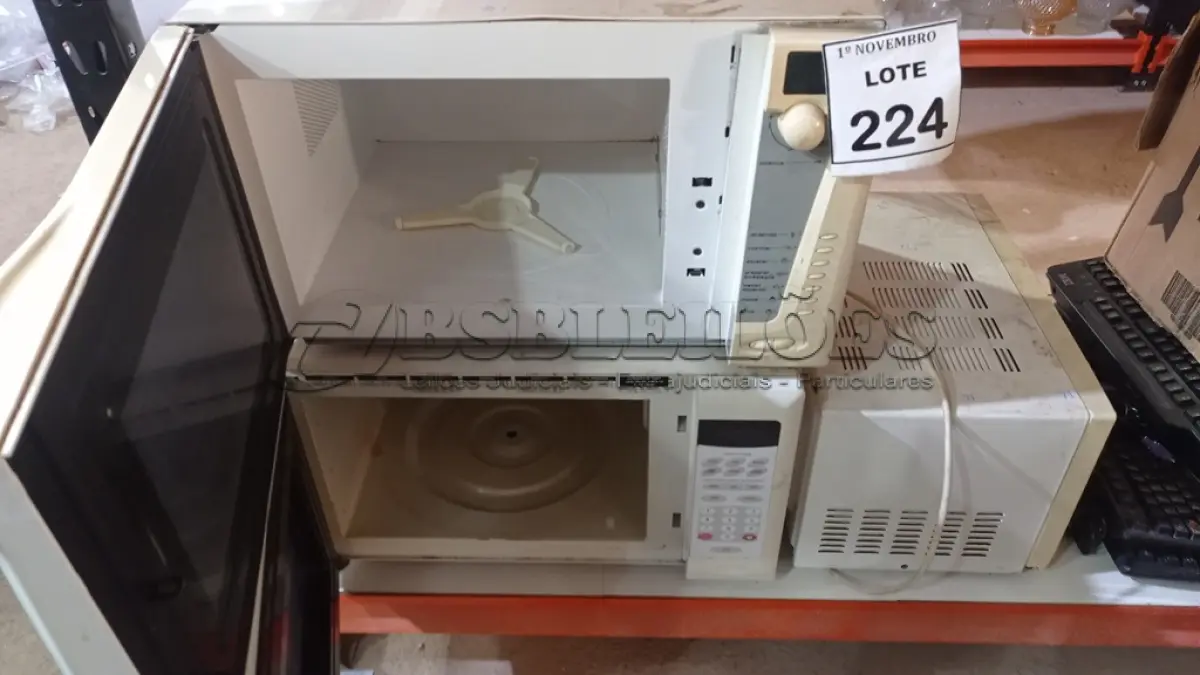 LOTE 224 - 03 MICRO-ONDAS DE MARCAS E MODELOS DIVERSOS. (NO ESTADO) ATENÇÃO! FAZER A VISITAÇÃO ANTES DE ARREMATAR, NÃO SABEMOS SE FUNCIONA, LEILÃO NÃO TEM GARANTIA E NEM DEVOLUÇÃO, SUJEITO A POSSÍVEIS AVARIAS VISÍVEIS/OCULTAS E/OU AUSÊNCIA DE COMPONENTES.