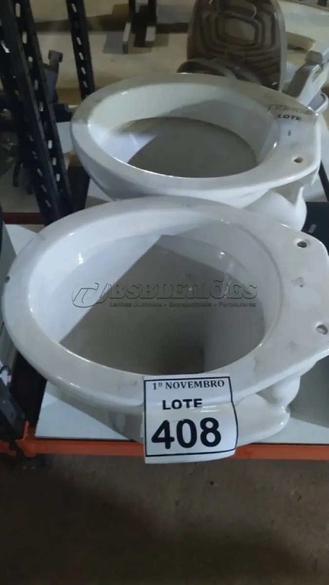 LOTE 408 - 02 VASOS SANITÁRIOS. (NO ESTADO) ATENÇÃO! FAZER A VISITAÇÃO ANTES DE ARREMATAR, NÃO SABEMOS SE FUNCIONA, LEILÃO NÃO TEM GARANTIA E NEM DEVOLUÇÃO, SUJEITO A POSSÍVEIS AVARIAS VISÍVEIS/OCULTAS E/OU AUSÊNCIA DE COMPONENTES.