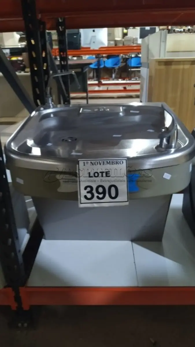 LOTE 390 - 01 BEBEDOURO DE PAREDE. (NO ESTADO) ATENÇÃO! FAZER A VISITAÇÃO ANTES DE ARREMATAR, NÃO SABEMOS SE FUNCIONA, LEILÃO NÃO TEM GARANTIA E NEM DEVOLUÇÃO, SUJEITO A POSSÍVEIS AVARIAS VISÍVEIS/OCULTAS E/OU AUSÊNCIA DE COMPONENTES.
