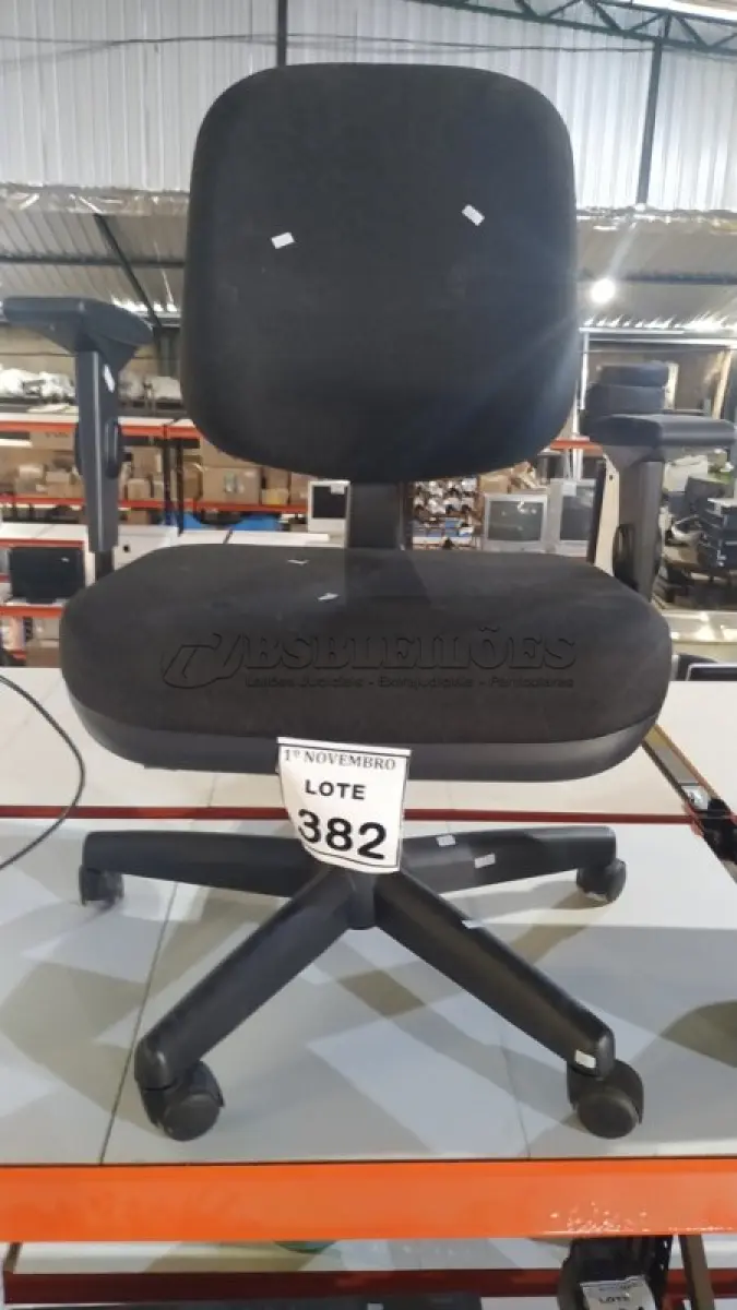 LOTE 382 - 01 CADEIRA GIRATÓRIA. (NO ESTADO) ATENÇÃO! FAZER A VISITAÇÃO ANTES DE ARREMATAR, NÃO SABEMOS SE FUNCIONA, LEILÃO NÃO TEM GARANTIA E NEM DEVOLUÇÃO, SUJEITO A POSSÍVEIS AVARIAS VISÍVEIS/OCULTAS E/OU AUSÊNCIA DE COMPONENTES.