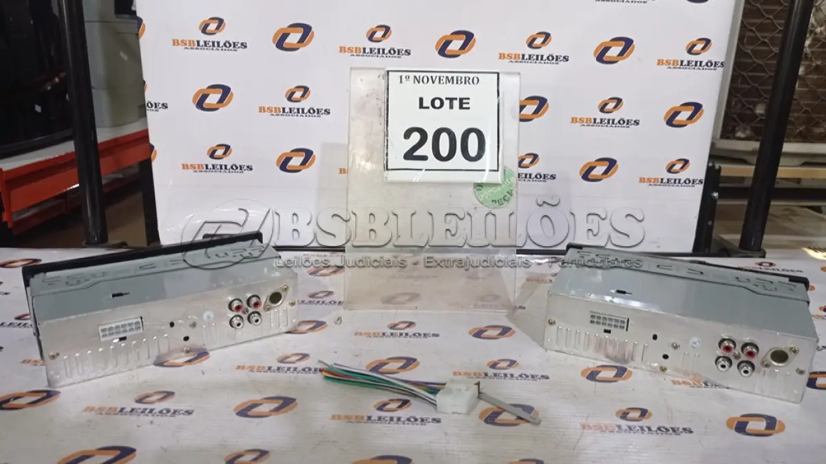 LOTE 200 - 02 APARELHOS DE SOM AUTOMOTIVO. (NO ESTADO) ATENÇÃO! FAZER A VISITAÇÃO ANTES DE ARREMATAR, NÃO SABEMOS SE FUNCIONA, LEILÃO NÃO TEM GARANTIA E NEM DEVOLUÇÃO, SUJEITO A POSSÍVEIS AVARIAS VISÍVEIS/OCULTAS E/OU AUSÊNCIA DE COMPONENTES.