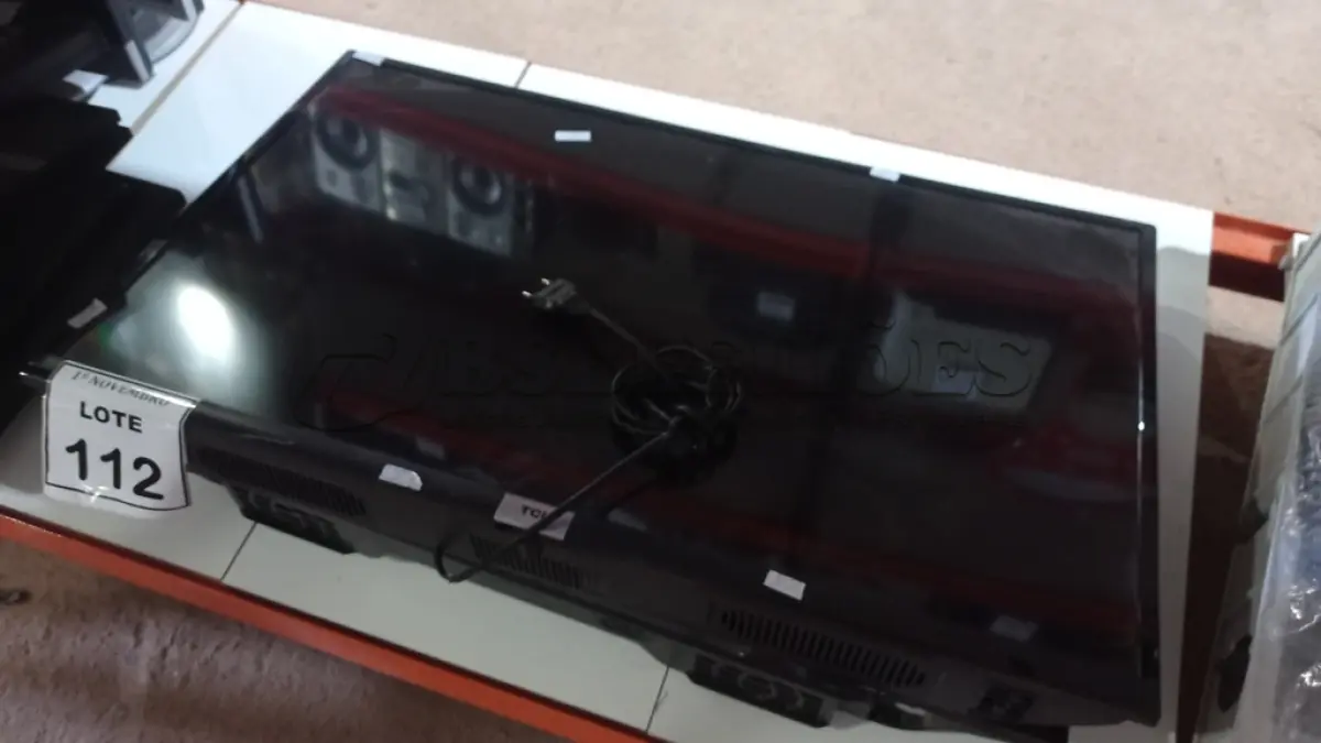 LOTE 112 - 02 TVS LCD 32’’ MARCAS SEMP TCL E SONY. (NO ESTADO) ATENÇÃO! FAZER A VISITAÇÃO ANTES DE ARREMATAR, NÃO SABEMOS SE FUNCIONA, LEILÃO NÃO TEM GARANTIA E NEM DEVOLUÇÃO, SUJEITO A POSSÍVEIS AVARIAS VISÍVEIS/OCULTAS E/OU AUSÊNCIA DE COMPONENTES.