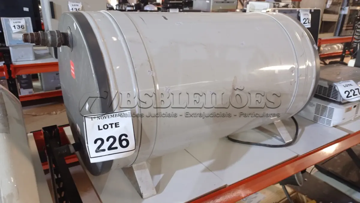 LOTE 226 - 01 BOILER DE ÁGUA QUENTE. (NO ESTADO) ATENÇÃO! FAZER A VISITAÇÃO ANTES DE ARREMATAR, NÃO SABEMOS SE FUNCIONA, LEILÃO NÃO TEM GARANTIA E NEM DEVOLUÇÃO, SUJEITO A POSSÍVEIS AVARIAS VISÍVEIS/OCULTAS E/OU AUSÊNCIA DE COMPONENTES.