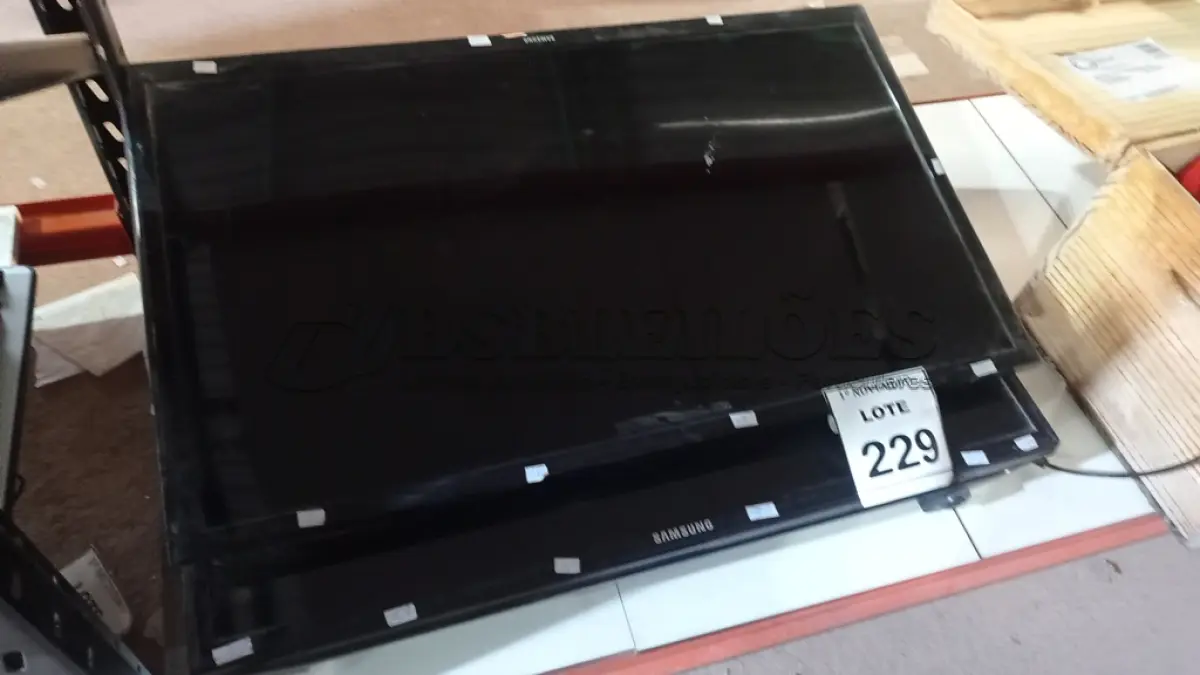LOTE 229 - 02 TVS LCD 32’’ MARCA SAMSUNG. (NO ESTADO) ATENÇÃO! FAZER A VISITAÇÃO ANTES DE ARREMATAR, NÃO SABEMOS SE FUNCIONA, LEILÃO NÃO TEM GARANTIA E NEM DEVOLUÇÃO, SUJEITO A POSSÍVEIS AVARIAS VISÍVEIS/OCULTAS E/OU AUSÊNCIA DE COMPONENTES.