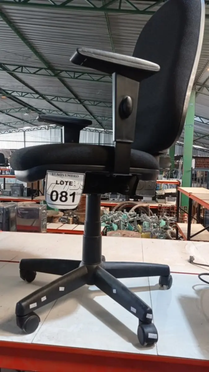 LOTE 081 - 01 CADEIRA GIRATÓRIA ENCOSTO ALTO MARCA CAVALETTI. (NO ESTADO) ATENÇÃO! FAZER A VISITAÇÃO ANTES DE ARREMATAR, NÃO SABEMOS SE FUNCIONA, LEILÃO NÃO TEM GARANTIA E NEM DEVOLUÇÃO, SUJEITO A POSSÍVEIS AVARIAS VISÍVEIS/OCULTAS E/OU AUSÊNCIA DE COMPONENTES.