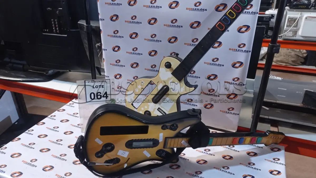 LOTE 064 - 02 GUITARRAS PARA PLAYSTATION. (NO ESTADO) ATENÇÃO! FAZER A VISITAÇÃO ANTES DE ARREMATAR, NÃO SABEMOS SE FUNCIONA, LEILÃO NÃO TEM GARANTIA E NEM DEVOLUÇÃO, SUJEITO A POSSÍVEIS AVARIAS VISÍVEIS/OCULTAS E/OU AUSÊNCIA DE COMPONENTES.