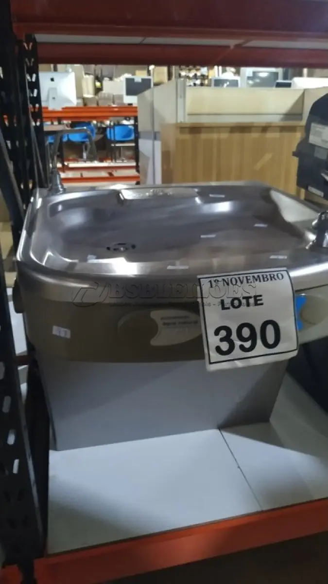 LOTE 390 - 01 BEBEDOURO DE PAREDE. (NO ESTADO) ATENÇÃO! FAZER A VISITAÇÃO ANTES DE ARREMATAR, NÃO SABEMOS SE FUNCIONA, LEILÃO NÃO TEM GARANTIA E NEM DEVOLUÇÃO, SUJEITO A POSSÍVEIS AVARIAS VISÍVEIS/OCULTAS E/OU AUSÊNCIA DE COMPONENTES.