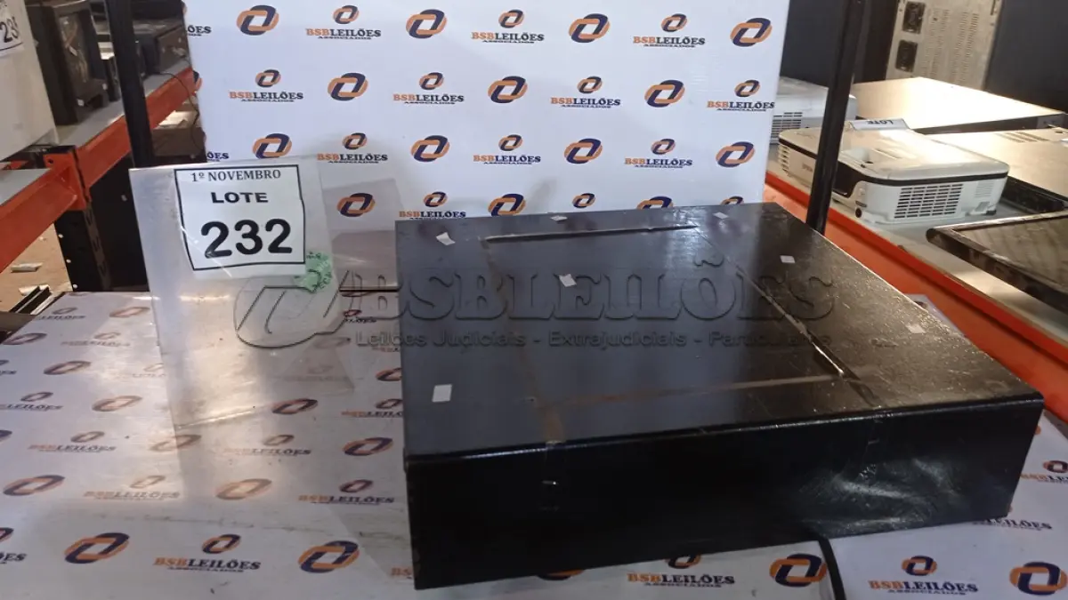 LOTE 232 - 01 GAVETA DE DINHEIRO. (NO ESTADO) ATENÇÃO! FAZER A VISITAÇÃO ANTES DE ARREMATAR, NÃO SABEMOS SE FUNCIONA, LEILÃO NÃO TEM GARANTIA E NEM DEVOLUÇÃO, SUJEITO A POSSÍVEIS AVARIAS VISÍVEIS/OCULTAS E/OU AUSÊNCIA DE COMPONENTES.