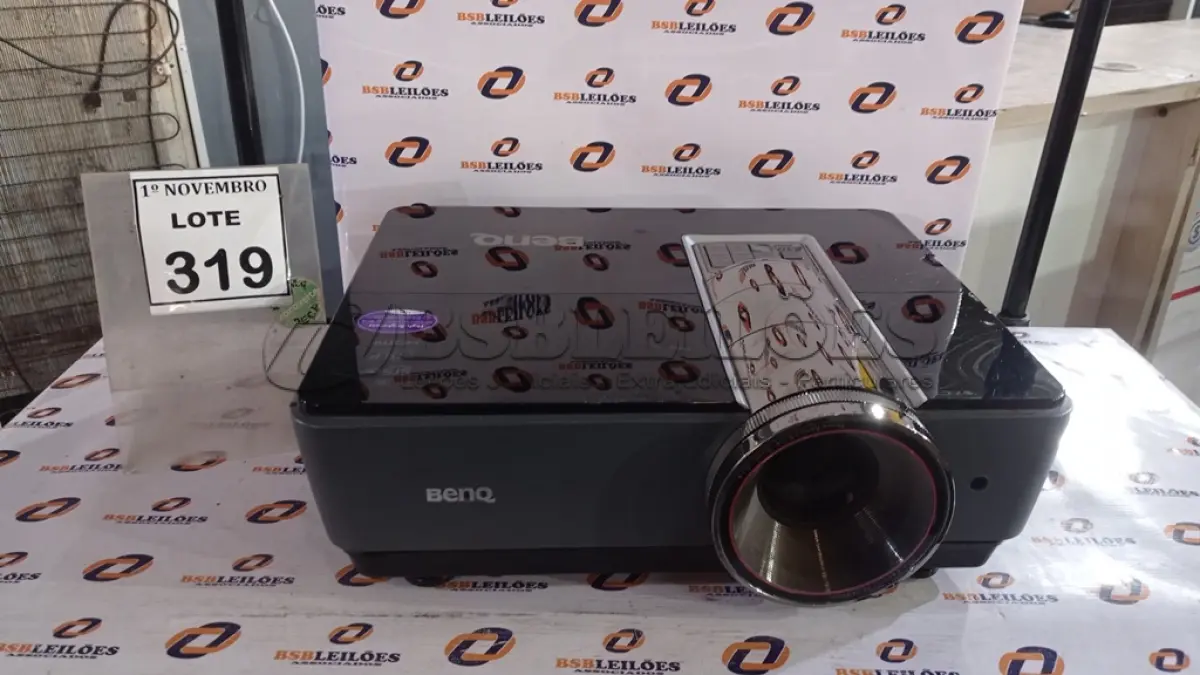 LOTE 319 - 01 PROJETOR MARCA BENQ. (NO ESTADO) ATENÇÃO! FAZER A VISITAÇÃO ANTES DE ARREMATAR, NÃO SABEMOS SE FUNCIONA, LEILÃO NÃO TEM GARANTIA E NEM DEVOLUÇÃO, SUJEITO A POSSÍVEIS AVARIAS VISÍVEIS/OCULTAS E/OU AUSÊNCIA DE COMPONENTES.