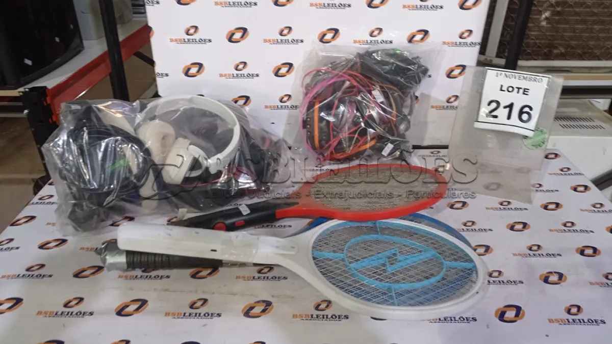 LOTE 216 - 01 LOTE COM VÁRIOS HEADPHONES E RAQUETES ELÉTRICAS. (NO ESTADO) ATENÇÃO! FAZER A VISITAÇÃO ANTES DE ARREMATAR, NÃO SABEMOS SE FUNCIONA, LEILÃO NÃO TEM GARANTIA E NEM DEVOLUÇÃO, SUJEITO A POSSÍVEIS AVARIAS VISÍVEIS/OCULTAS E/OU AUSÊNCIA DE COMPONENTES.