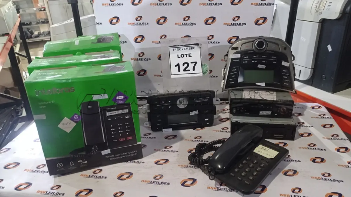 LOTE 127 - 01 LOTE COM VÁRIOS APARELHOS DE SOM AUTOMOTIVO E APARELHOS DE TELEFONE. (NO ESTADO) ATENÇÃO! FAZER A VISITAÇÃO ANTES DE ARREMATAR, NÃO SABEMOS SE FUNCIONA, LEILÃO NÃO TEM GARANTIA E NEM DEVOLUÇÃO, SUJEITO A POSSÍVEIS AVARIAS VISÍVEIS/OCULTAS E/OU AUSÊNCIA DE COMPONENTES.