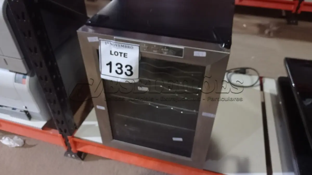 LOTE 133 - 01 ADEGA DE VINHO. (NO ESTADO) ATENÇÃO! FAZER A VISITAÇÃO ANTES DE ARREMATAR, NÃO SABEMOS SE FUNCIONA, LEILÃO NÃO TEM GARANTIA E NEM DEVOLUÇÃO, SUJEITO A POSSÍVEIS AVARIAS VISÍVEIS/OCULTAS E/OU AUSÊNCIA DE COMPONENTES.