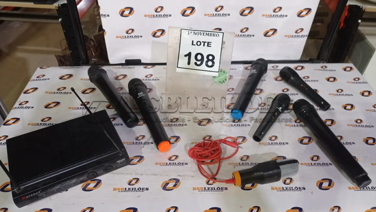 LOTE 198 - 01 RECEPTOR DE MICROFONE E 06 MICROFONES DE MARCAS E MODELOS DIVERSOS. (NO ESTADO) ATENÇÃO! FAZER A VISITAÇÃO ANTES DE ARREMATAR, NÃO SABEMOS SE FUNCIONA, LEILÃO NÃO TEM GARANTIA E NEM DEVOLUÇÃO, SUJEITO A POSSÍVEIS AVARIAS VISÍVEIS/OCULTAS E/OU AUSÊNCIA DE COMPONENTES.