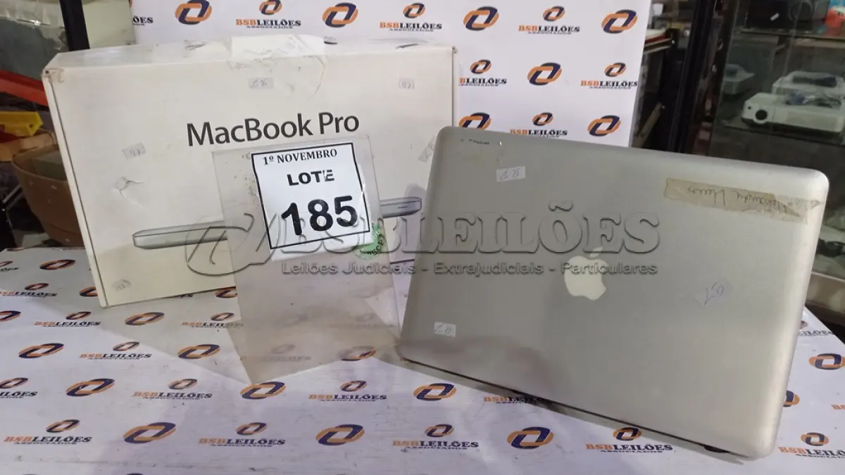 LOTE 185 - 01 MACBOOK PRO. (NO ESTADO) ATENÇÃO! FAZER A VISITAÇÃO ANTES DE ARREMATAR, NÃO SABEMOS SE FUNCIONA, LEILÃO NÃO TEM GARANTIA E NEM DEVOLUÇÃO, SUJEITO A POSSÍVEIS AVARIAS VISÍVEIS/OCULTAS E/OU AUSÊNCIA DE COMPONENTES.