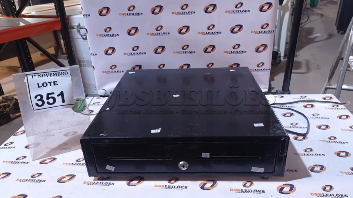 LOTE 351 - 01 GAVETA DE DINHEIRO. (NO ESTADO) ATENÇÃO! FAZER A VISITAÇÃO ANTES DE ARREMATAR, NÃO SABEMOS SE FUNCIONA, LEILÃO NÃO TEM GARANTIA E NEM DEVOLUÇÃO, SUJEITO A POSSÍVEIS AVARIAS VISÍVEIS/OCULTAS E/OU AUSÊNCIA DE COMPONENTES.