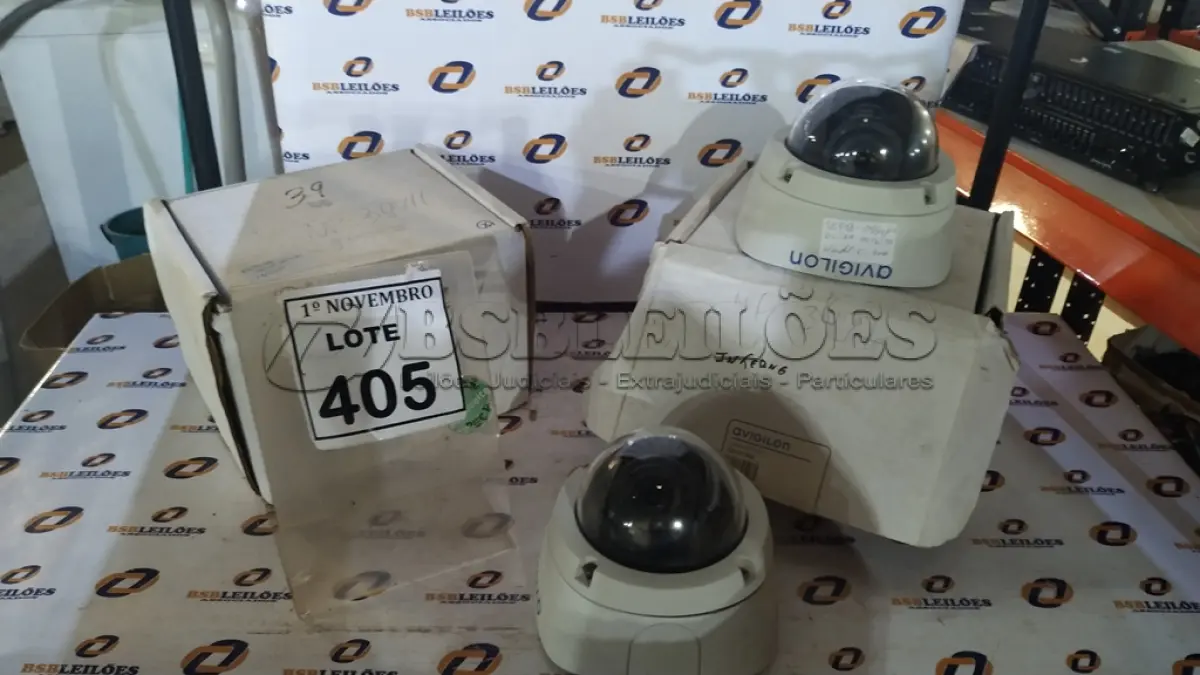 LOTE 405 - 02 CÂMERAS DOME MARCA AVIGILON. (NO ESTADO) ATENÇÃO! FAZER A VISITAÇÃO ANTES DE ARREMATAR, NÃO SABEMOS SE FUNCIONA, LEILÃO NÃO TEM GARANTIA E NEM DEVOLUÇÃO, SUJEITO A POSSÍVEIS AVARIAS VISÍVEIS/OCULTAS E/OU AUSÊNCIA DE COMPONENTES.