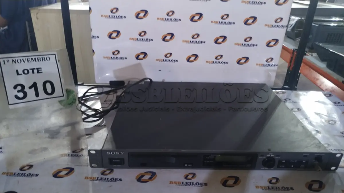 LOTE 310 - 01 LEITOR DE CD MARCA SONY. (NO ESTADO) ATENÇÃO! FAZER A VISITAÇÃO ANTES DE ARREMATAR, NÃO SABEMOS SE FUNCIONA, LEILÃO NÃO TEM GARANTIA E NEM DEVOLUÇÃO, SUJEITO A POSSÍVEIS AVARIAS VISÍVEIS/OCULTAS E/OU AUSÊNCIA DE COMPONENTES.